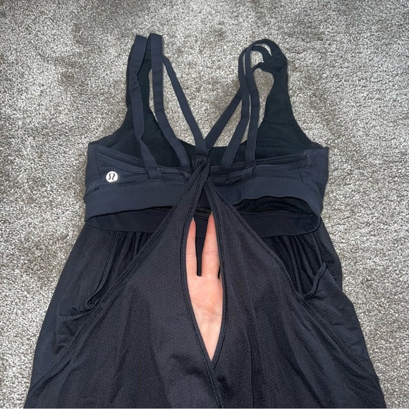 Lululemon top with bra - Picture 3 of 6